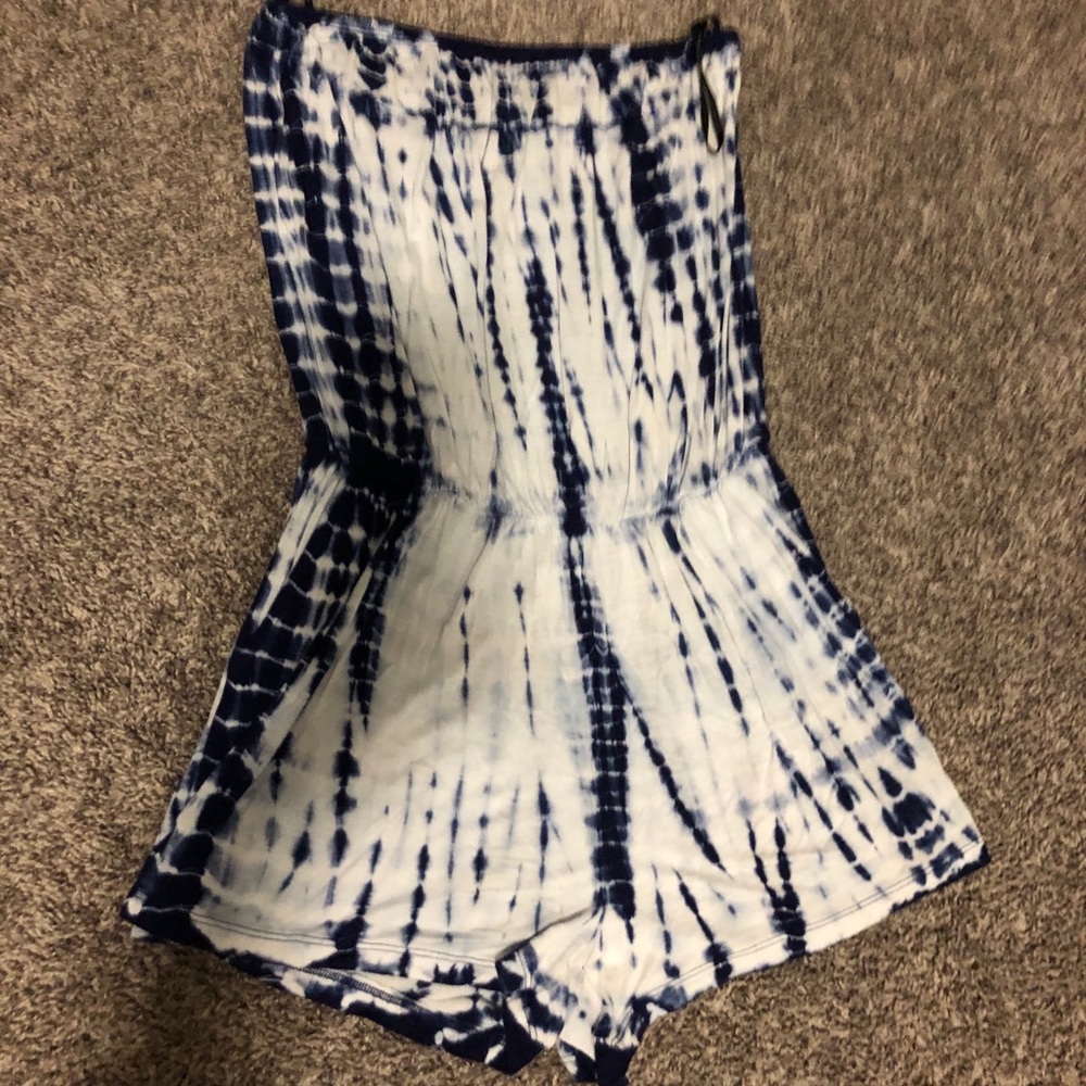 L CHARLOTTE RUSSE BLUE TIE DYE STRAPLESS ROMPER